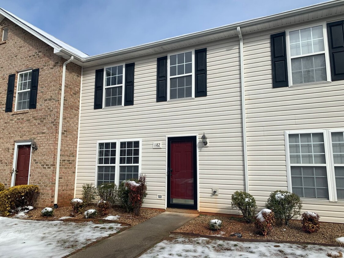 Primary Photo - Ashwood Townhomes in Forest Area