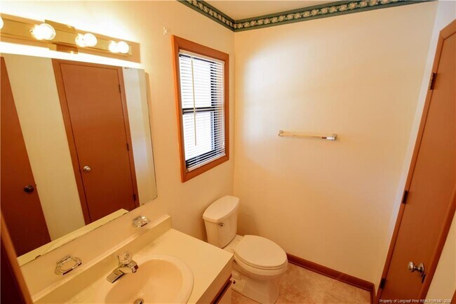 Foto del edificio - 1276 N Forest Dr