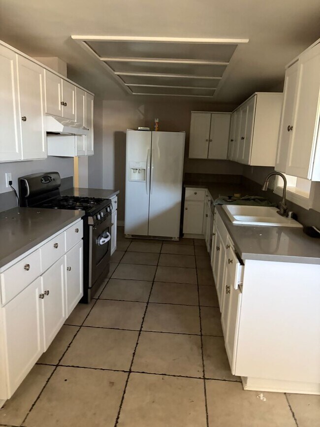 Foto del edificio - Very Spacious 4 bedroom in Needles, CA