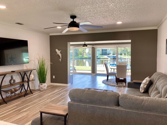 Foto del edificio - Completely remodeled waterfront condo!