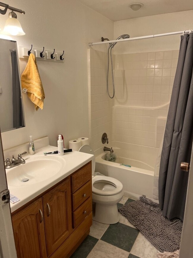 Building Photo - Private bedrooms available in Spacious Home