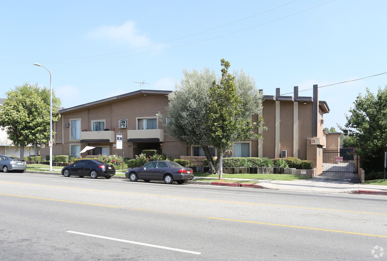 Foto principal - 18631 Burbank Blvd