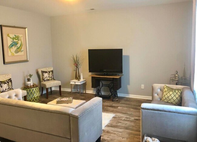 Building Photo - 3 Bedroom Townhome with Great Updates!