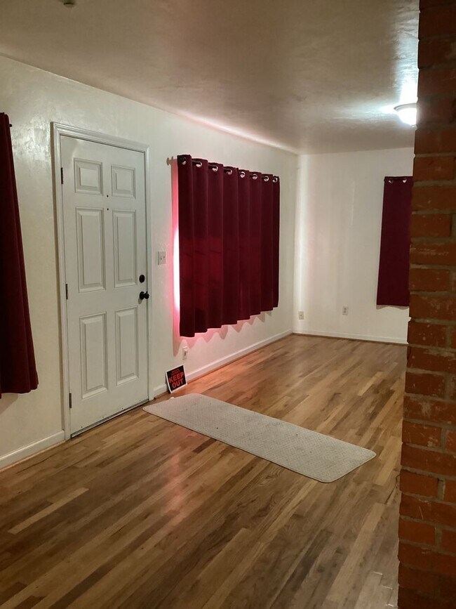 Foto del edificio - Cute 3 bedroom 2 bath with large fenced yard