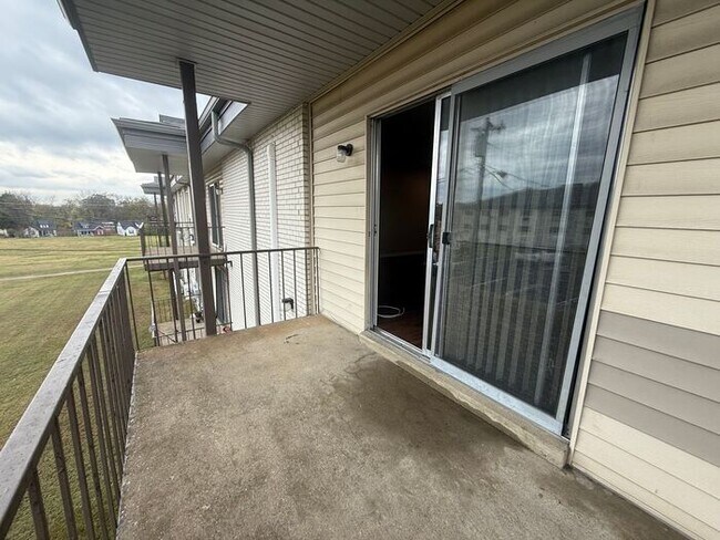 Foto del edificio - 2 Bedroom Unit was recently renovated. Liv...