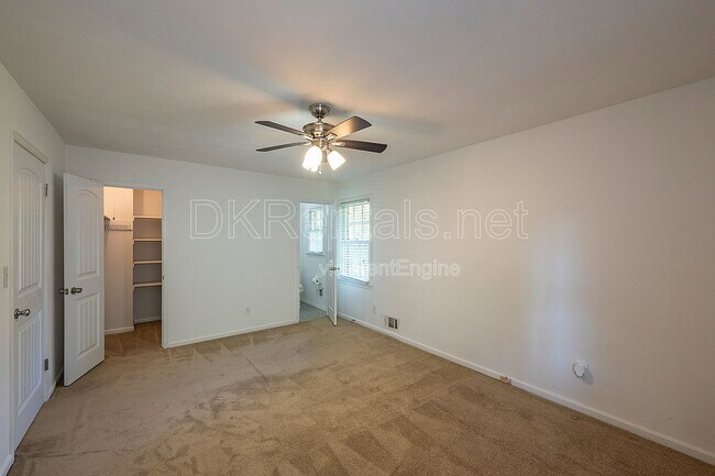 Foto del edificio - 120 Burnett Way