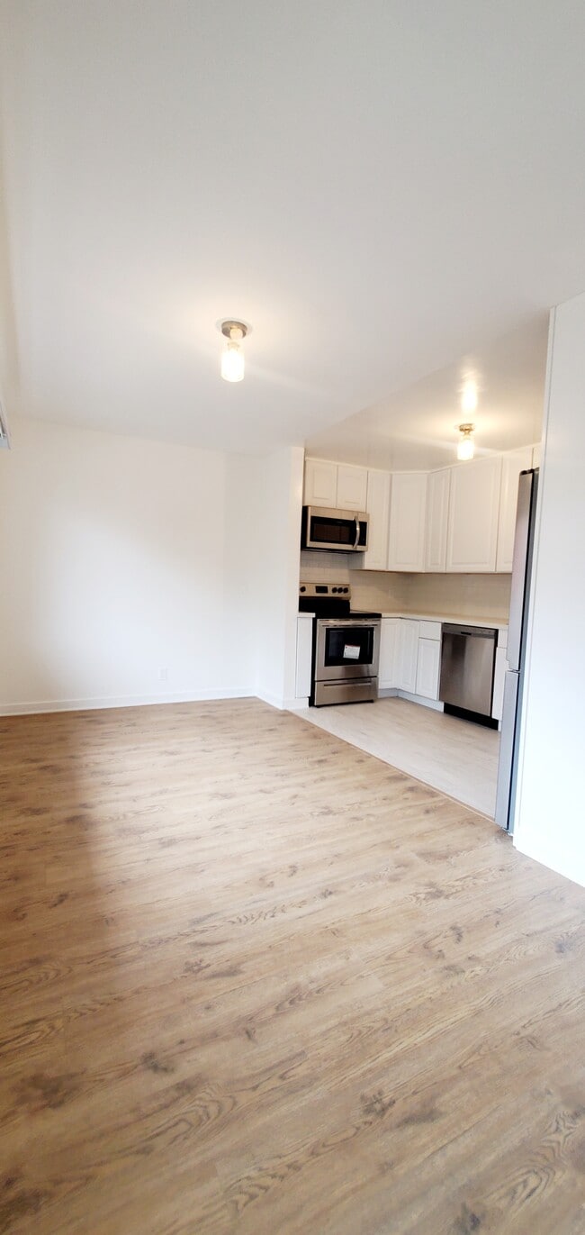 Building Photo - 2332 S Bentley Ave