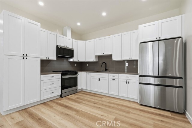 Building Photo - 10913 White Oak Ave