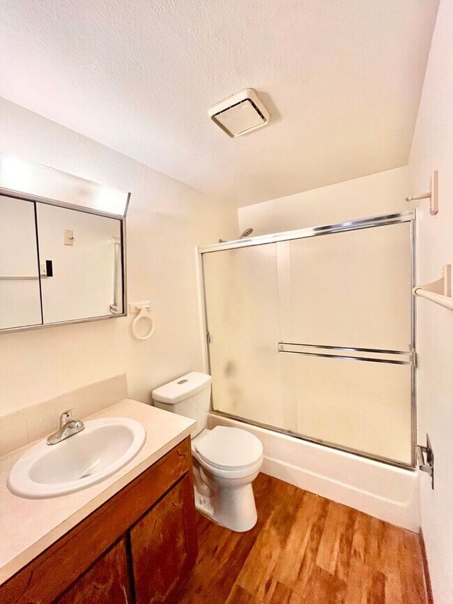 Foto del edificio - TWO WEEKS FREE RENT - Water/Sewer/Trash Included - Large Two Bedroom One Bath In North Loveland! ...
