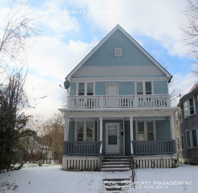 Building Photo - 3 Bedroom Lower Duplex Available Now!