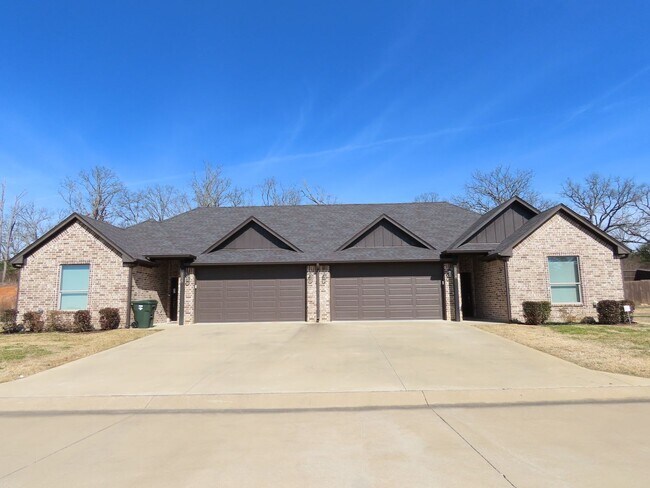Building Photo - Modern 3-Bedroom 2 Bath Duplex in South Tyler