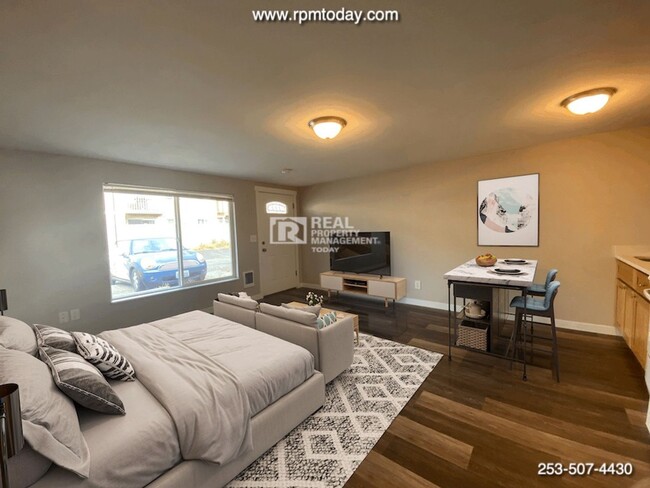 Building Photo - Remodeled Studio Apartment!