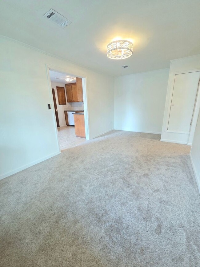 Building Photo - 147 Lakemont Dr