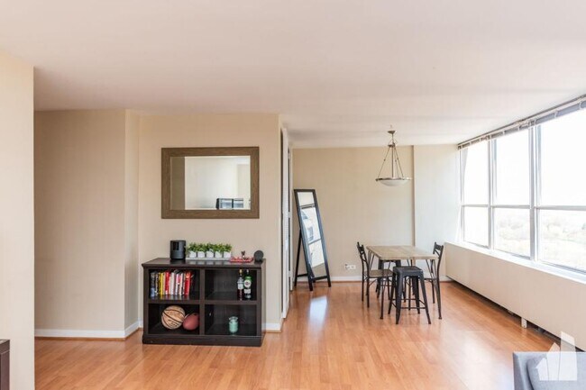 Building Photo - 2 bedroom in Chicago IL 60613