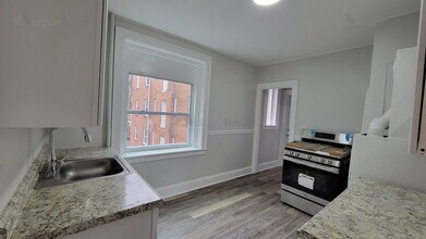 Building Photo - 1008 Main St