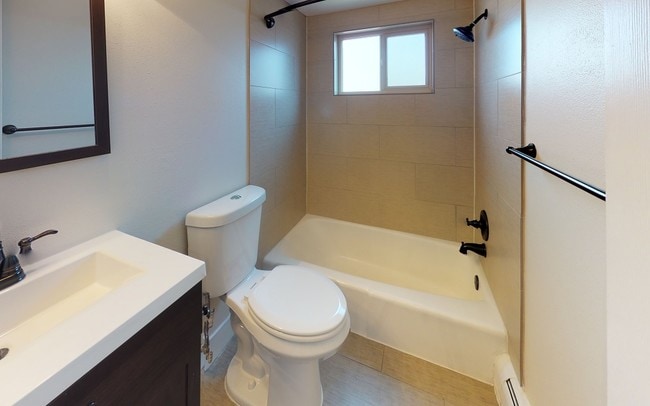 Bright and clean bathroom - 22-33 Pearl