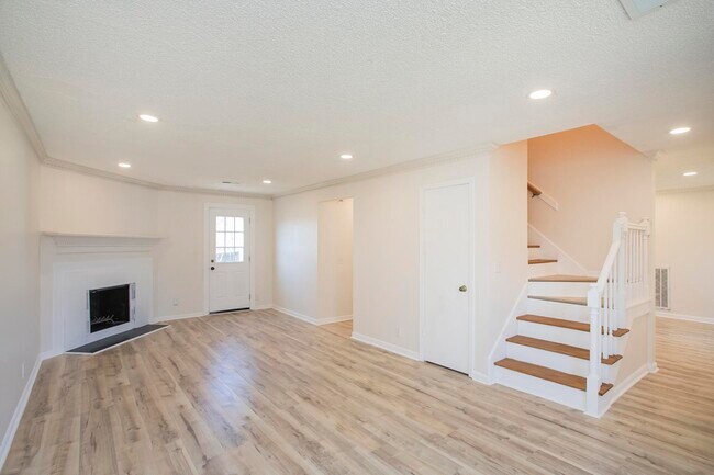 La distribución diáfana crea un espacio confortable, perfecto para relajarse o recibir invitados. - 105 Jacksons Retreat Ct