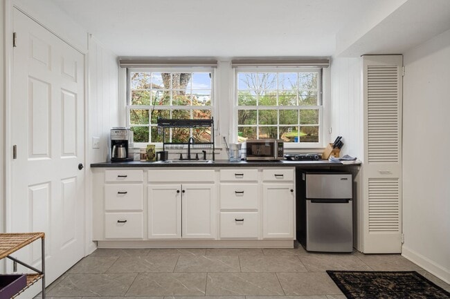 Building Photo - Longview Road