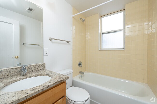 1 BR, 1 BA - 775 - 800 ft2 - Baño - The Carleton Apartments