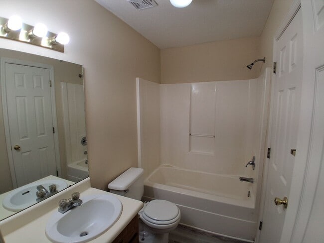 Building Photo - 2 Bedroom 2 Bathroom Duplex in Valdosta, GA