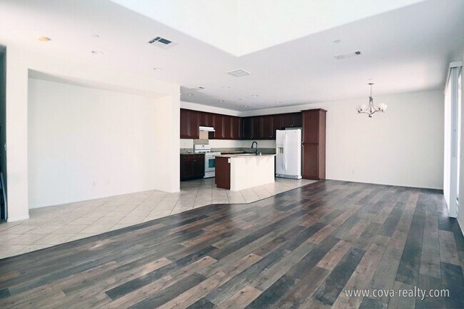 Foto del edificio - Spacious & luxurious 4 bedroom and 2.5 bat...