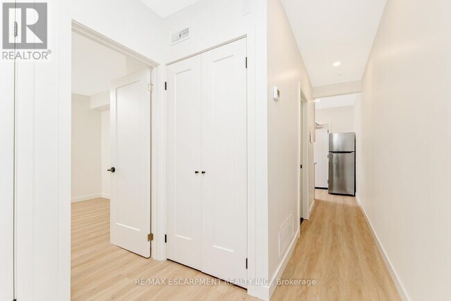 Building Photo - 127 Victoria Ave S