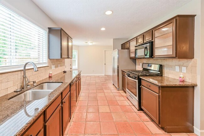Building Photo - 1402 Green Tree Dr