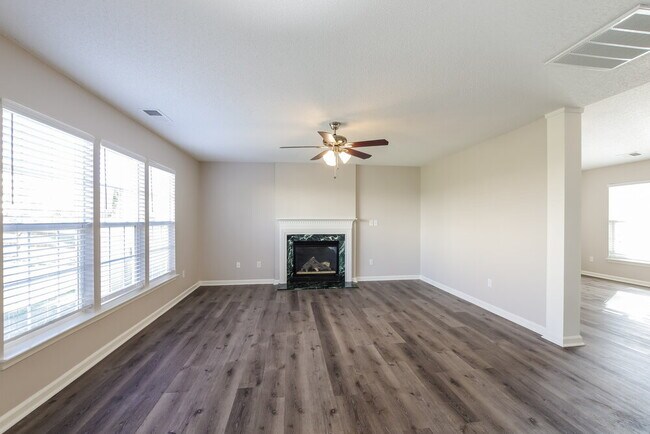 Foto del edificio - 2000 Chapel Creek Rd