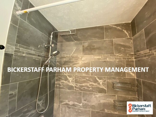 Foto del edificio - Welcome to this spacious 4 bedroom, 3 bath...