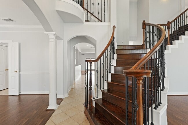 Building Photo - 1706 Lakeside Enclave Dr