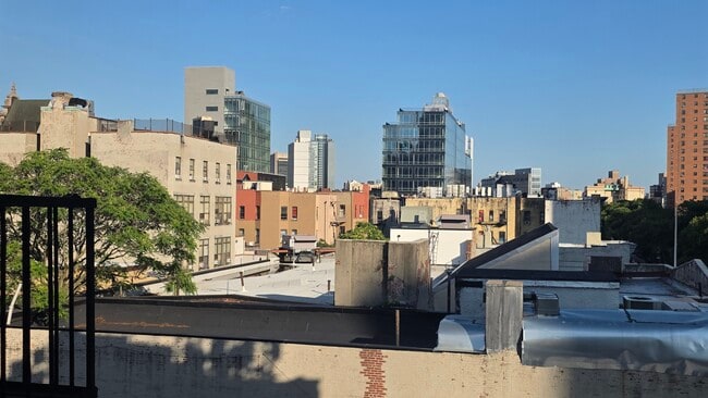 Building Photo - 545 W 125th St