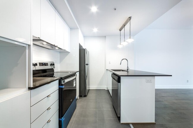 Building Photo - 5175 Rue Mackenzie