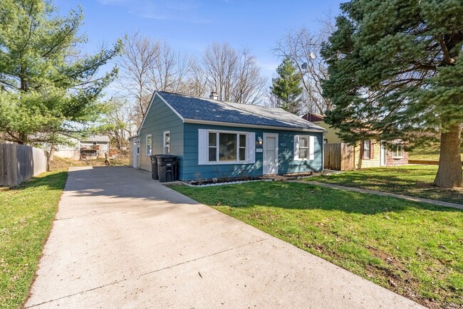 Building Photo - 3 bed 1 bath Home on Rock Island/Moline bo...