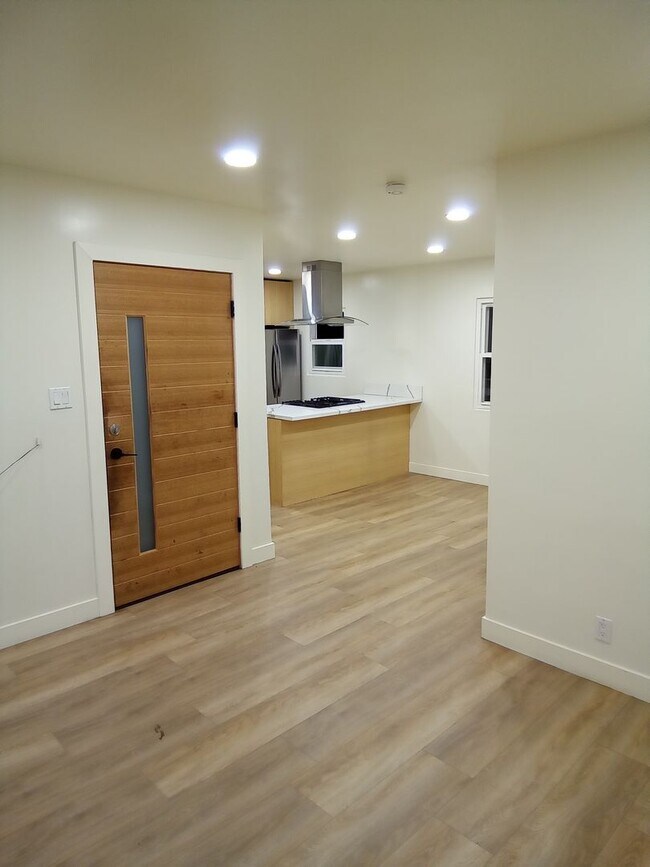 Building Photo - Beautifully Remodeled 2-bedroom apartment