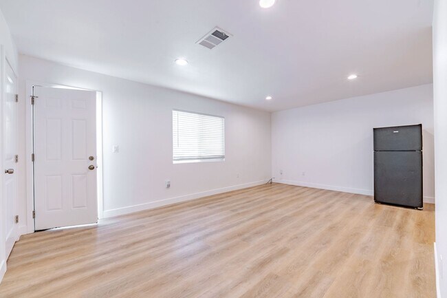 Foto del edificio - Showing Times: Every Tuesdays, Every Thursdays 4:00PM - 5:00PM & Every Saturdays 1:30PM - 2:30PM