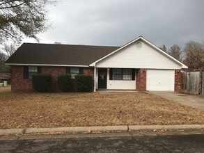 Building Photo - 611 Valley Dr