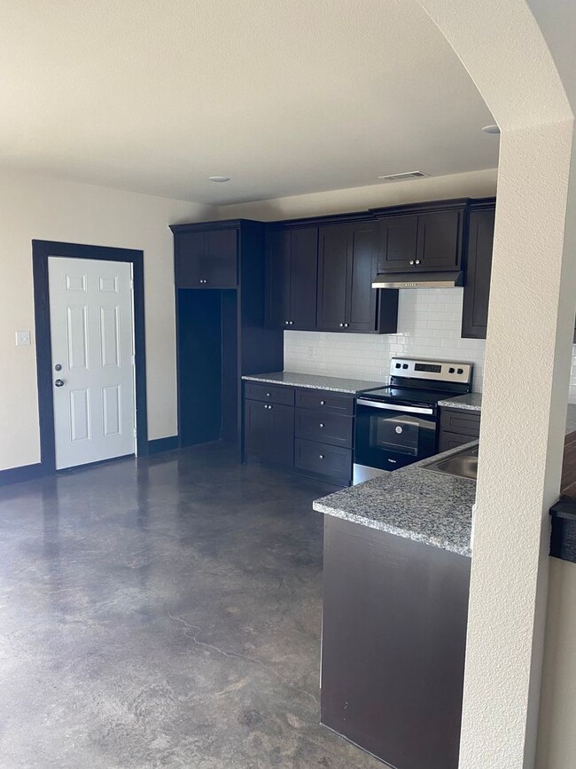 Building Photo - Country Living, Modern comforts!
