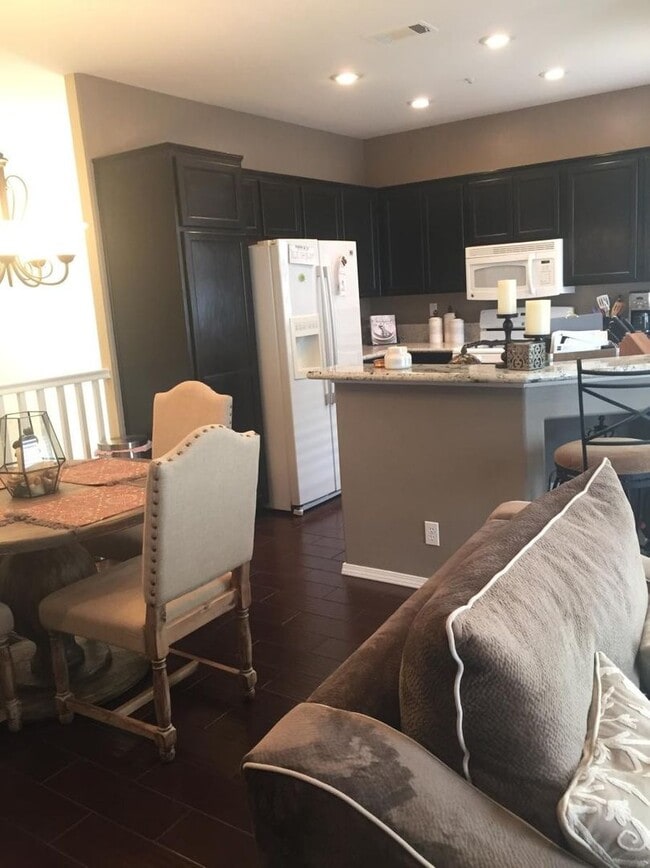 Building Photo - 2 bed, 2 bath Villaggio Penthouse!