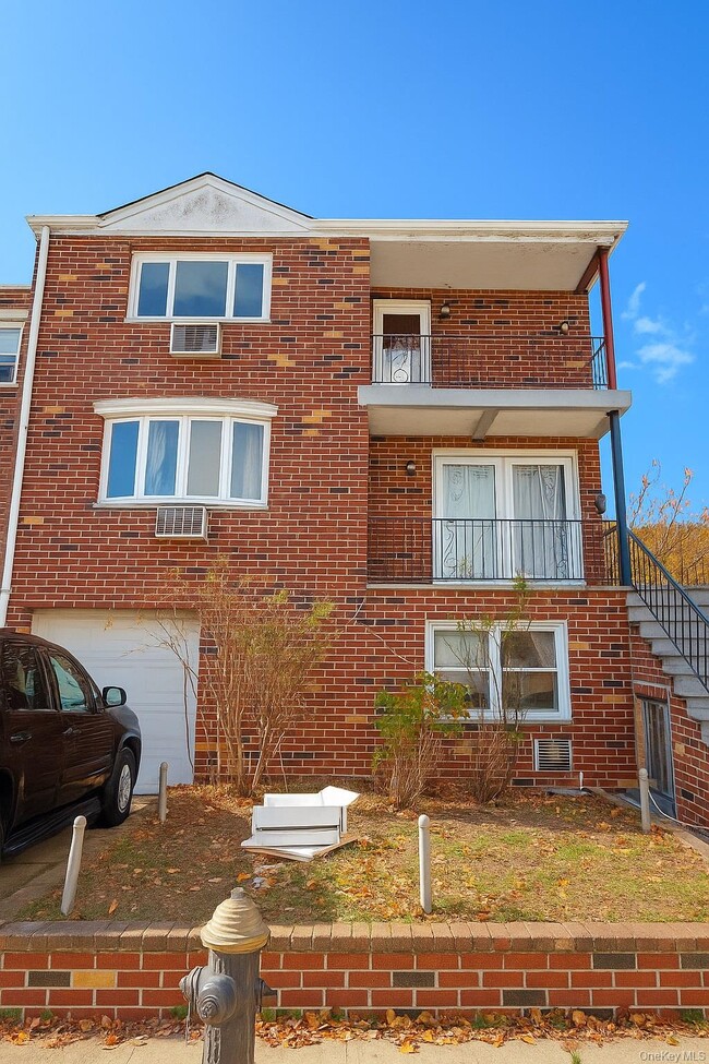 Building Photo - 2460 Batchelder St