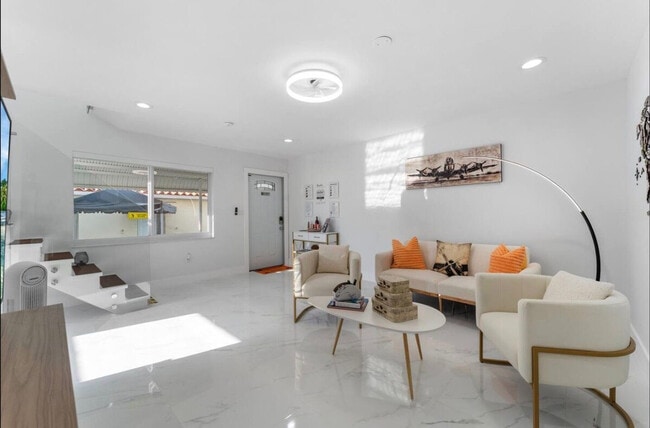 Foto del edificio - 970 Plover Ave