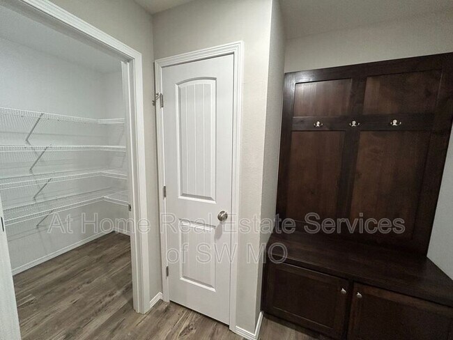 Foto del edificio - 211 E Rosalie St