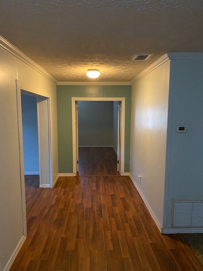 Building Photo - 5210 Silver Lake Dr