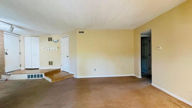 Foto del edificio - 6015 Lakeside Pl