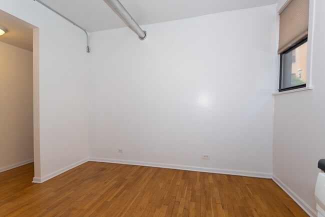 Building Photo - 2418 N Sawyer Ave