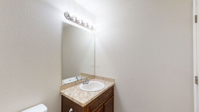 Foto del edificio - ALL STAINED CONCRETE FLOORING DUPLEX IN HA...