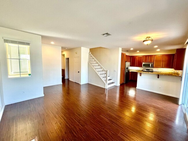 Building Photo - Stunning 4B/3BA Townhouse in Chula Vista w...