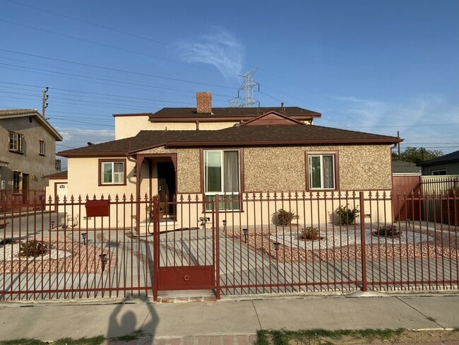 Foto del edificio - 7810 Wilkinson Ave