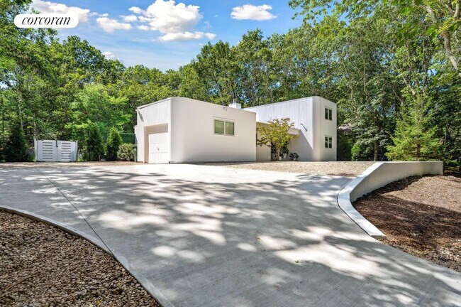 Building Photo - 45 Peconic Hills Dr