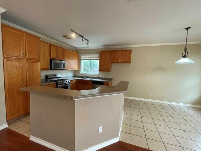 Building Photo - 1716 Rosenborough Ln S