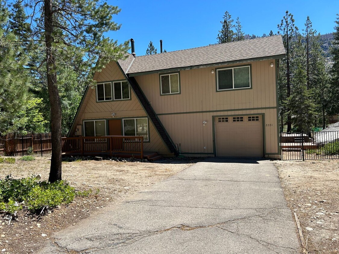 Primary Photo - Christmas Valley Chalet with Garage - acro...